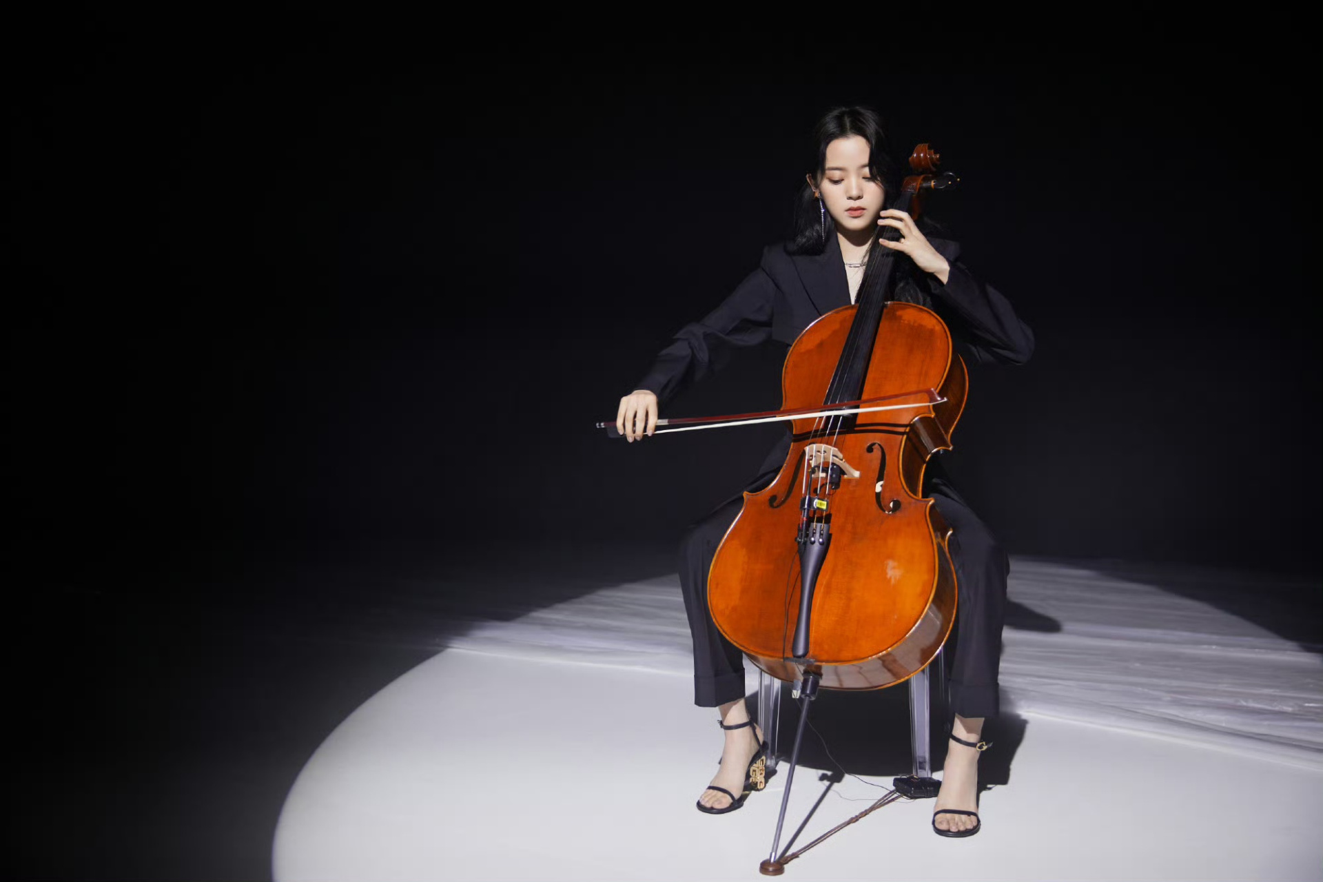 欧阳娜娜拉大提琴的样子真优雅,简直在放光,和平常一点都不一样.