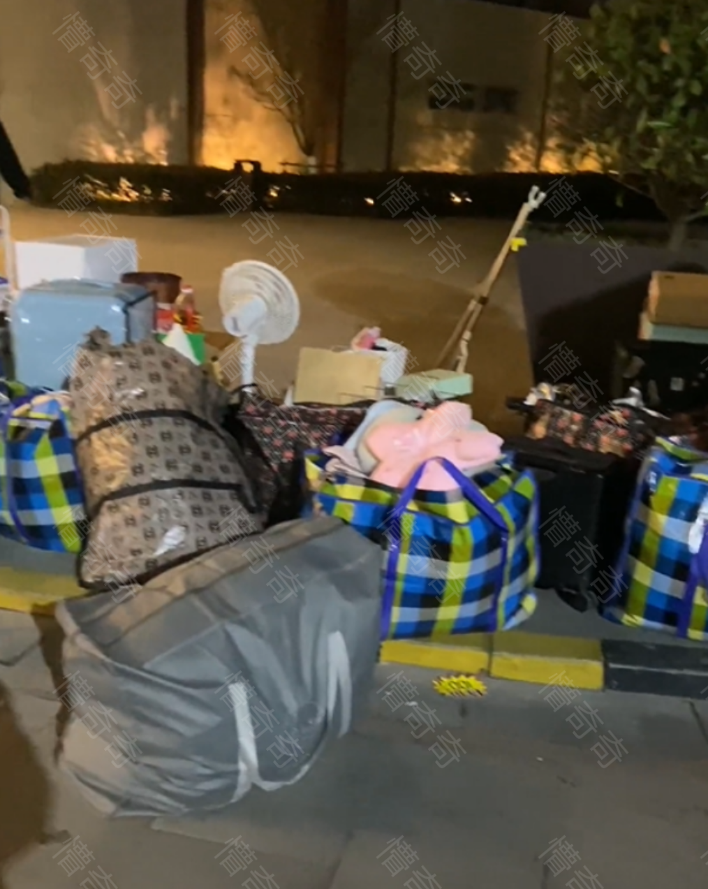 广东女子与男友分手被赶出门,朋友帮忙搬行李感叹:不要婚前同居