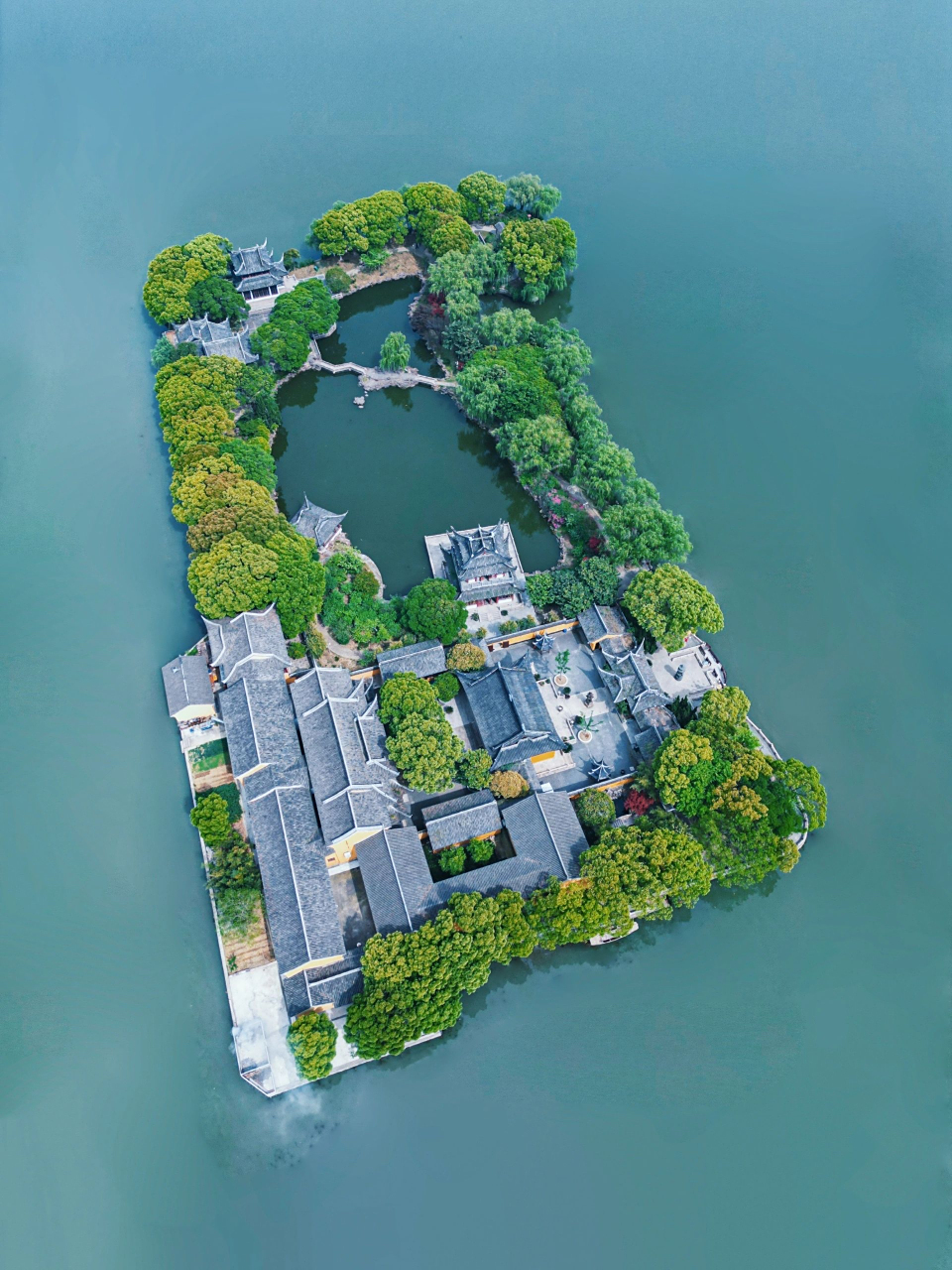 此小岛被人称之为是金庸先生笔下的燕子坞,位于苏州同里古镇同里湿地