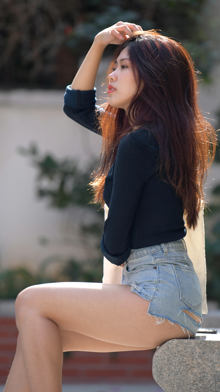 牛仔热裤自行车美女