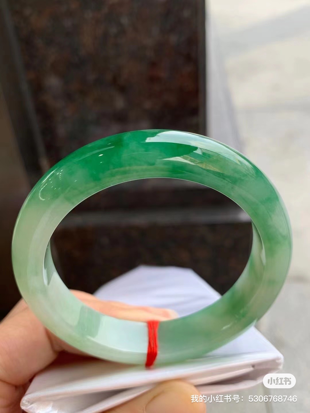 瓜皮绿手镯,种老颜色艳,完美无裂纹,上手效果美美哒!尺寸;55*12.6*8