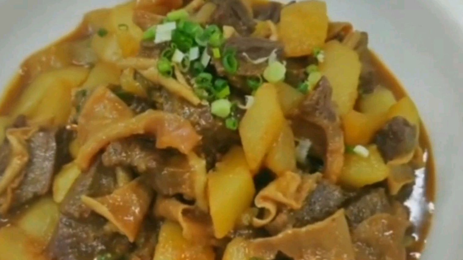 厨师长教你土豆烧牛肉的正宗做法,牛肉软烂有窍门,地道家常硬菜