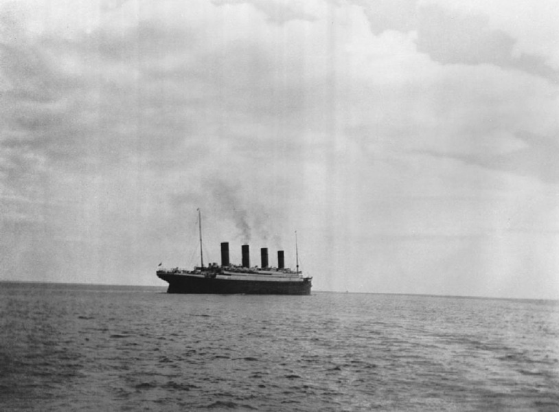 图为首航中的 “泰坦尼克” 号，那是它留给世人的最后一张完整照片