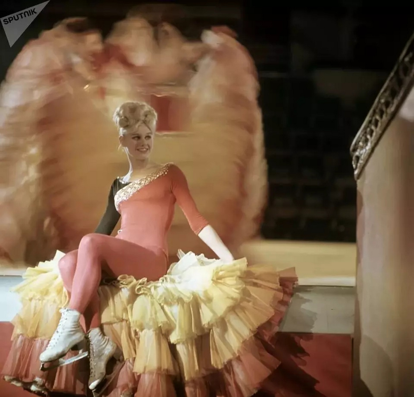 俄罗斯莫斯科马戏团"冰上马戏"集体舞中的独舞演员马林娜沙耶夫斯卡娅