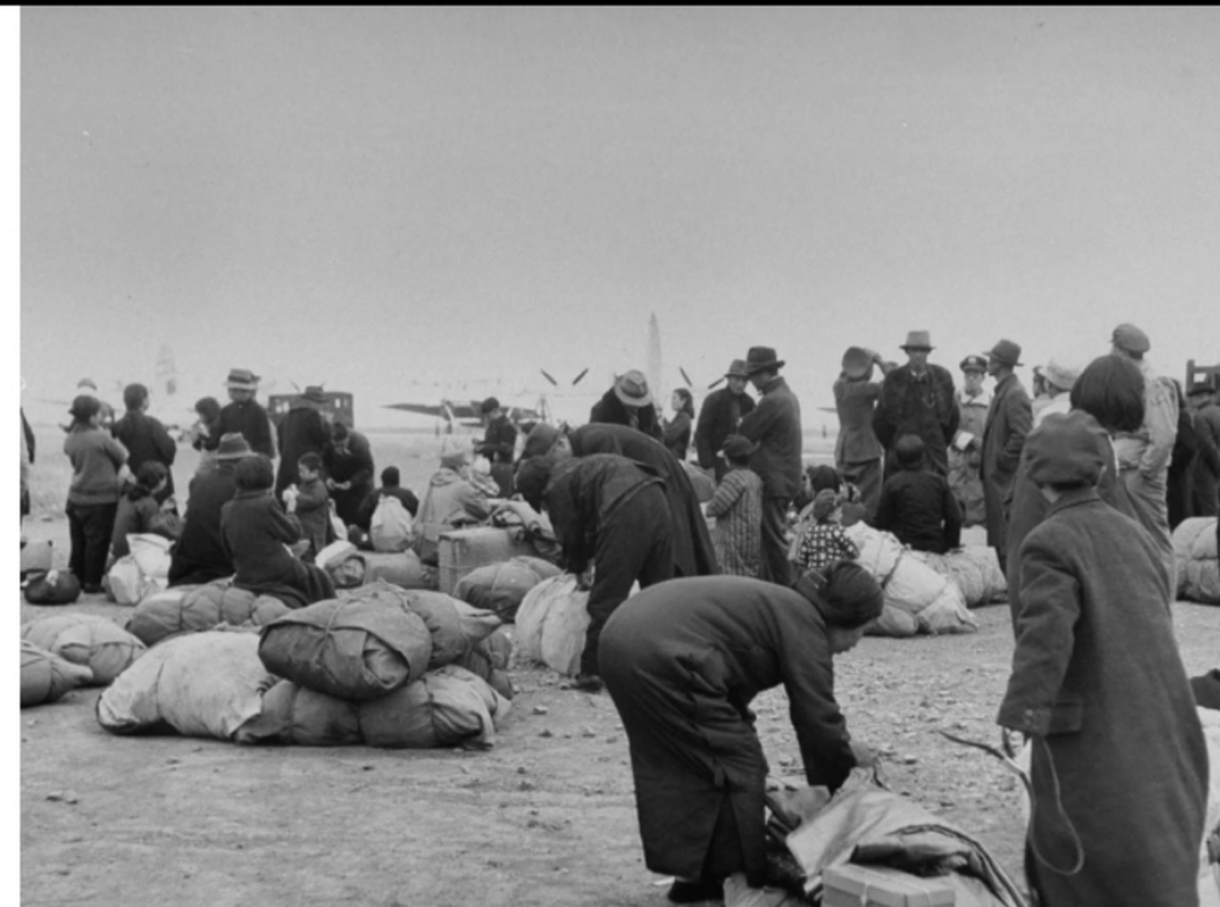 1947年沈阳,抗战胜利后,国军接管沈阳,沈阳飞机场很多人在收拾行李