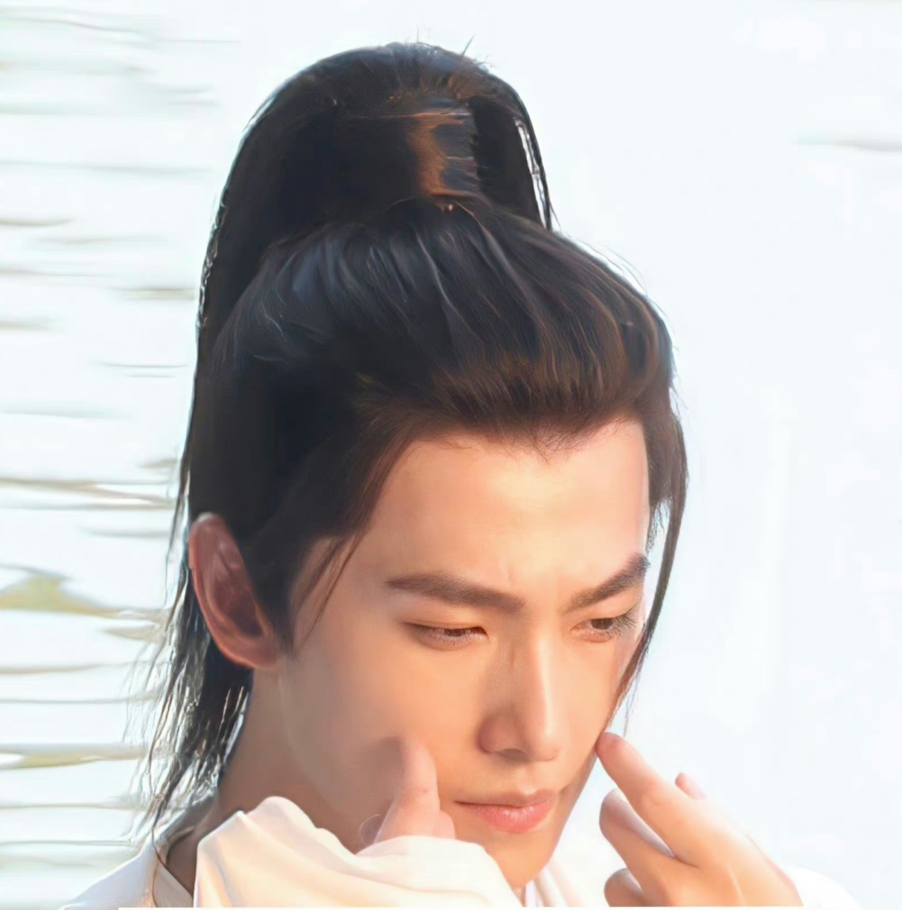 杨洋《凡人修仙传》新路透来啦,一身白衣的韩立,也是简单的束了个高