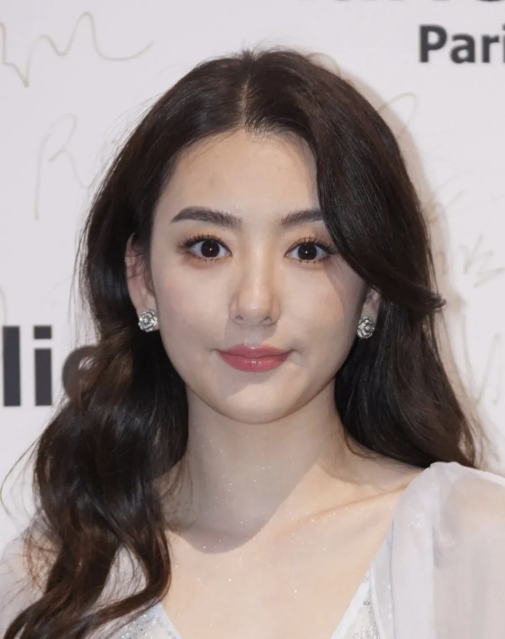 现实中看到的天王嫂方媛 鼻子好会长啊 ,一点鼻翼都没有,鼻子很有福气