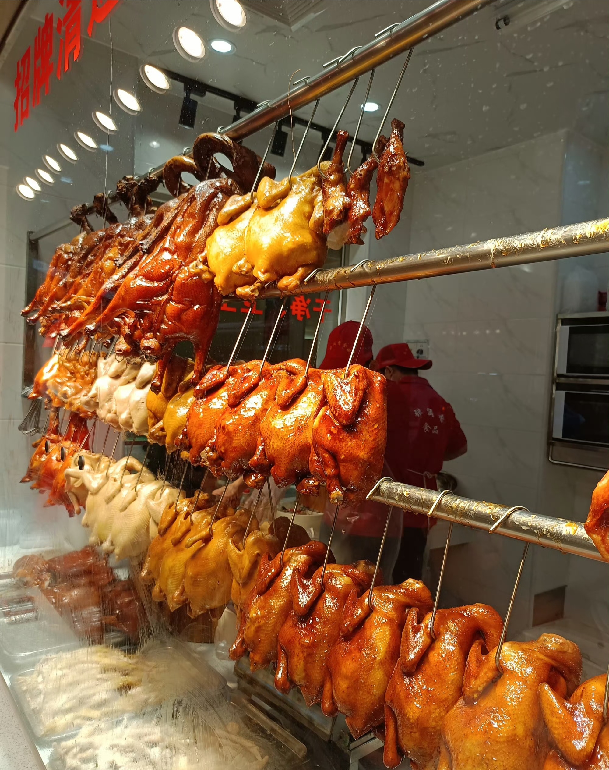 白切鸡,手撕鸡,豉油鸡,葱油鸡,盐焗鸡,三杯鸡; 卤水鸭,烧鸭,白切鸭
