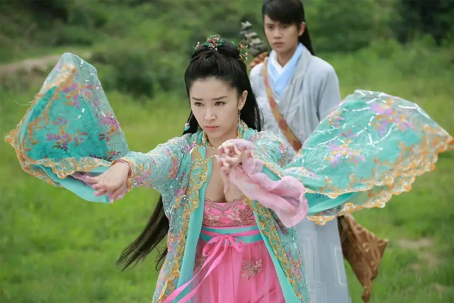 阚清子和任嘉伦的《通天狄仁杰》剧照,这妆造怎么有点雷,当时两人还都