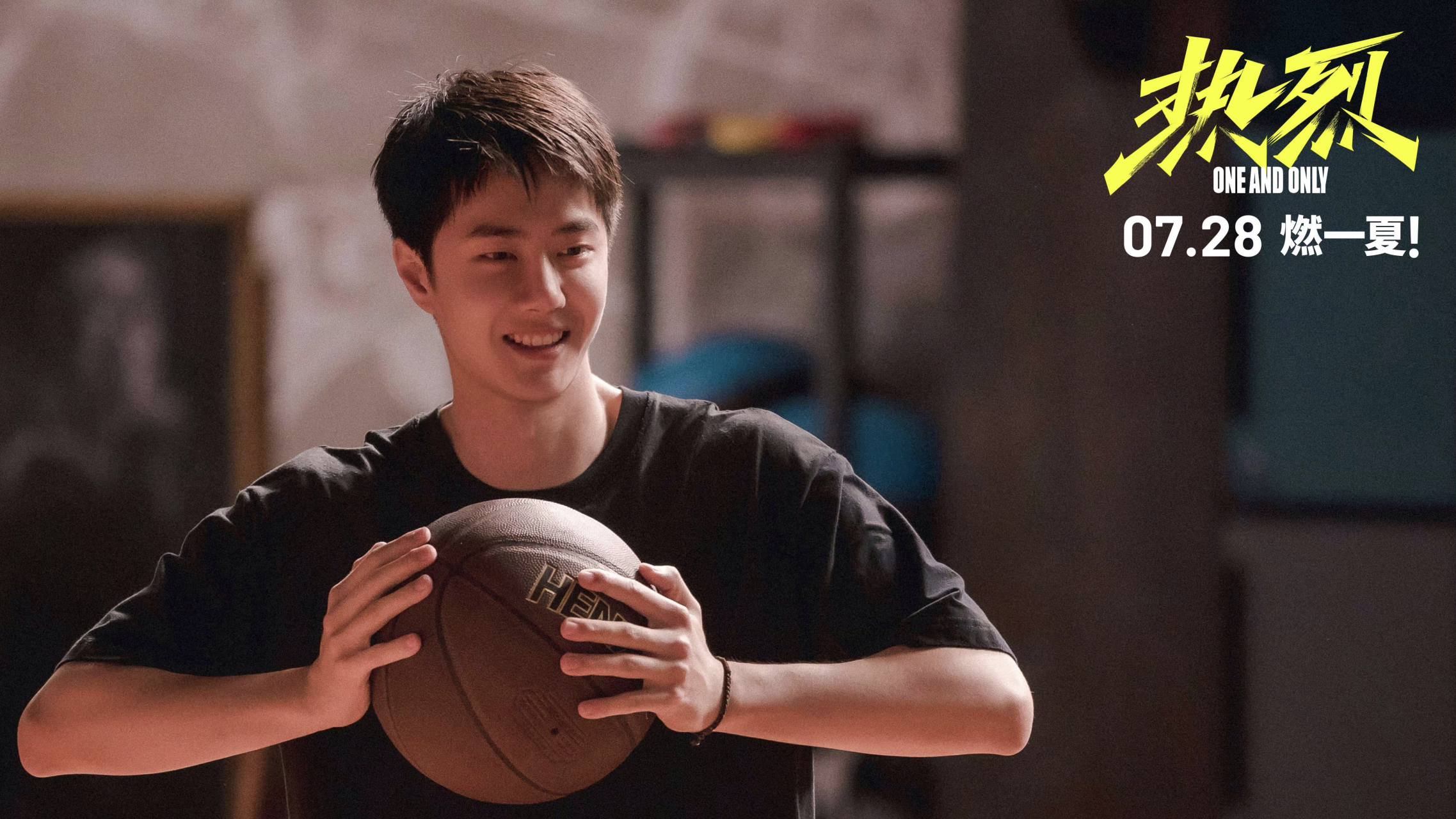 王一博在电影《热烈》中饰演"陈烁",人称杭州第一俊美小旋风.