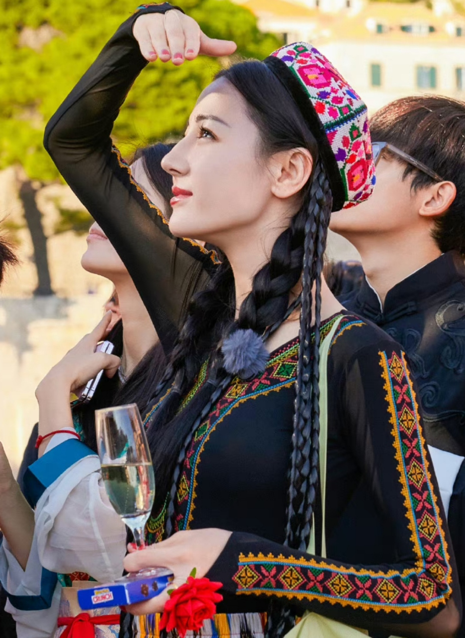 热巴录综艺现场跳起新疆舞,换上家乡特色服装,又找回刚出道那几年的