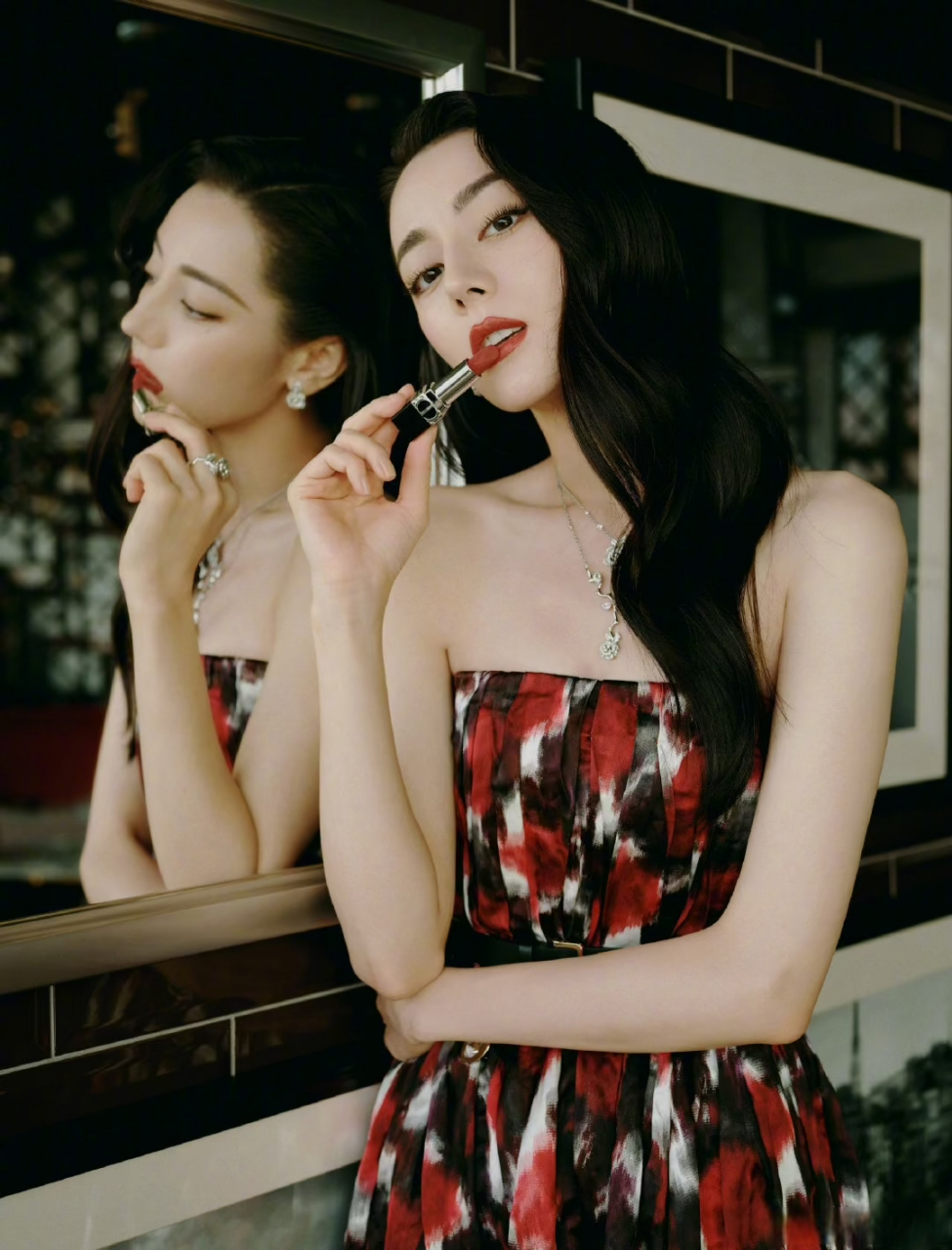 迪丽热巴真是"人间富贵花",穿染拼色高定礼服配大波浪,美得很高级