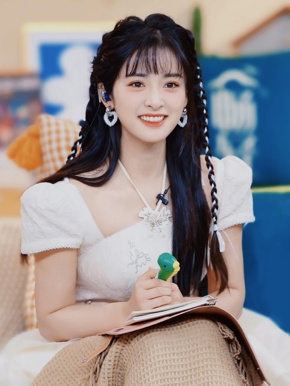 沈月丝带编发的造型也太美 ! 太好看了吧 !