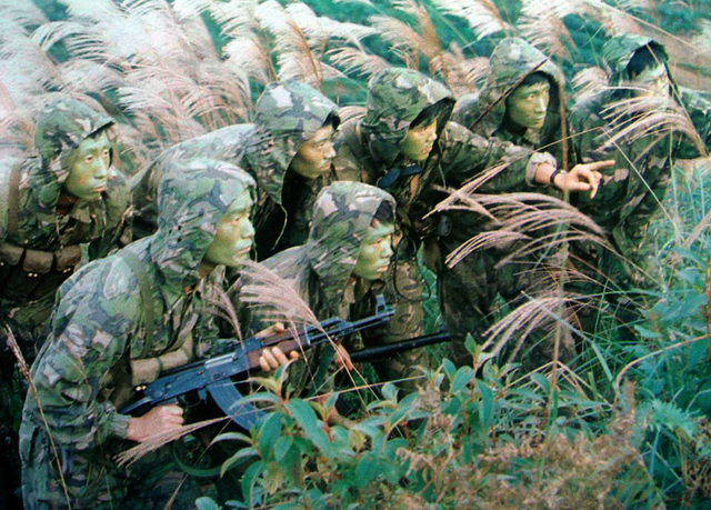 1979年43军从越南战场胜利回国,遭到越军的偷袭,张万年丝毫不急