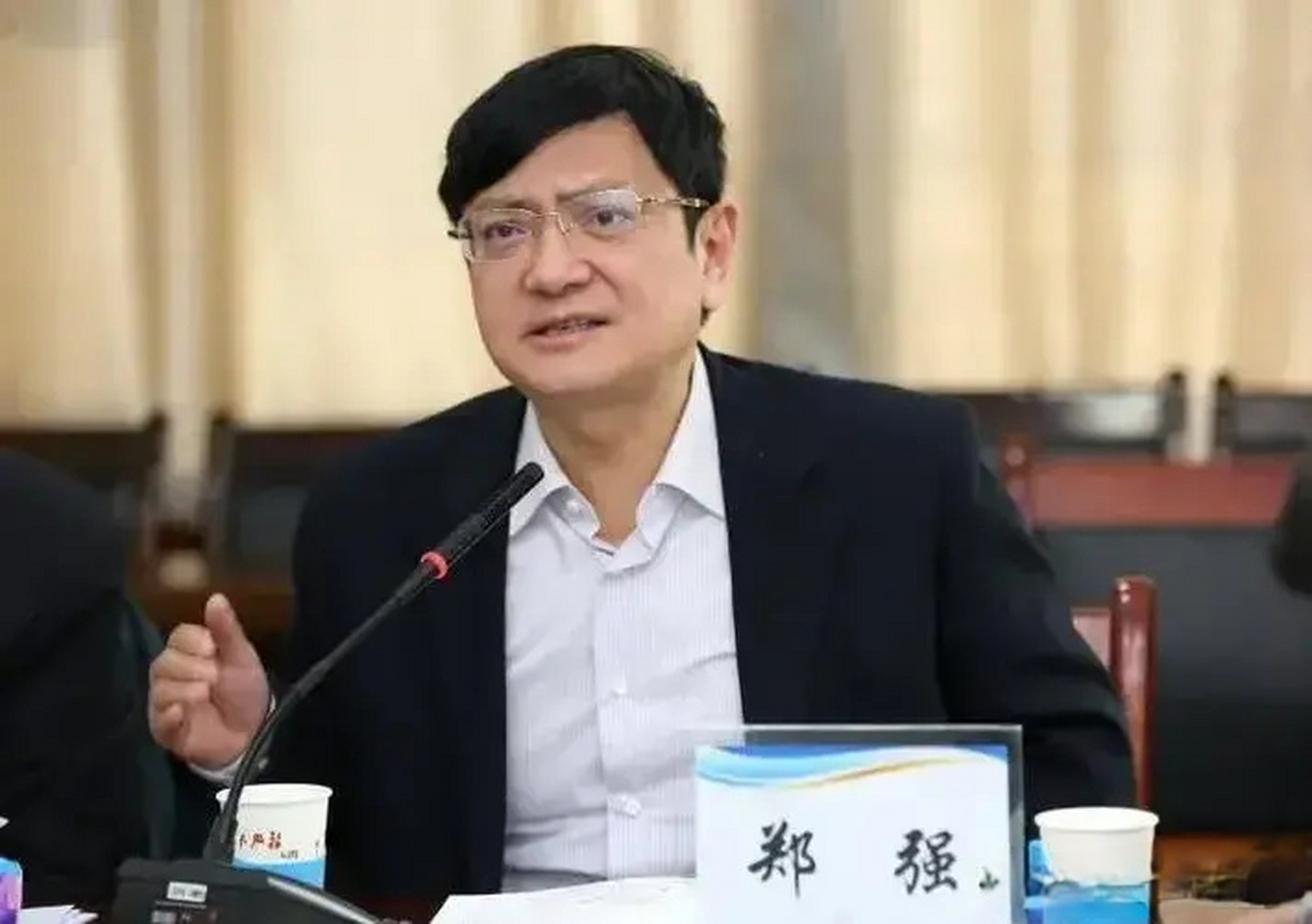 郑强教授当着几千学生的面说"战争来临,跑得最快的是开宝马的,冲在最