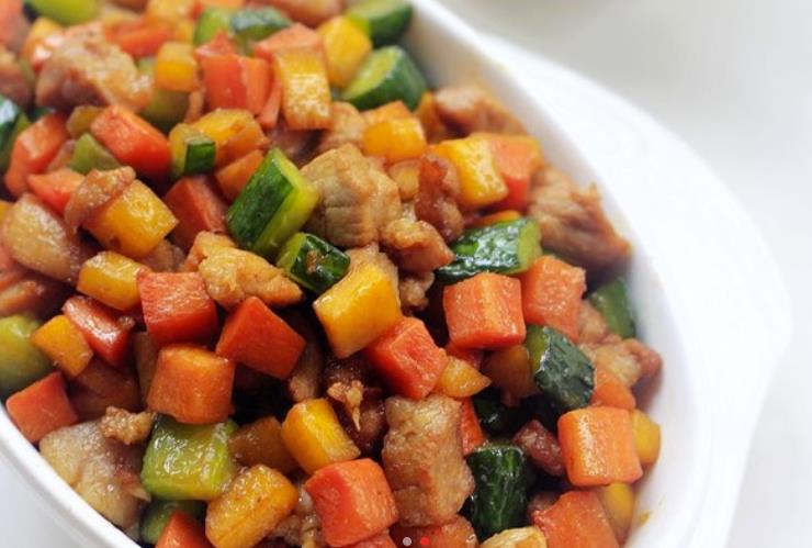 快速补充维生素的胡萝卜黄瓜炒肉丁