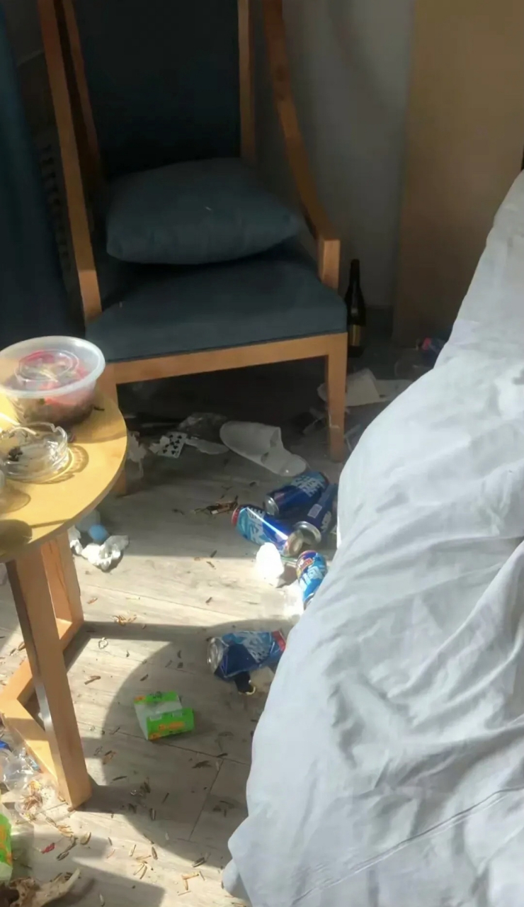 满屋的矿泉水瓶,啤酒瓶,地上全是烟头,瓜子皮和各种垃圾,这是兰州新区