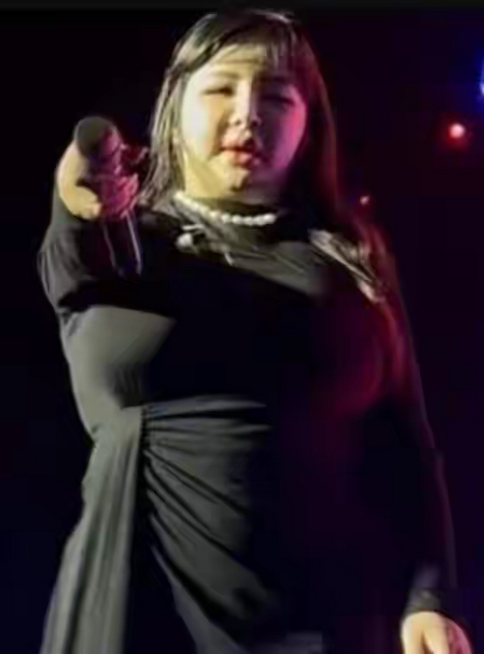 韩国知名美女歌手朴春身材严重走样,我们可以从动图看到,朴春的身材