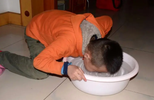 游泳憋气怎么练脸盆