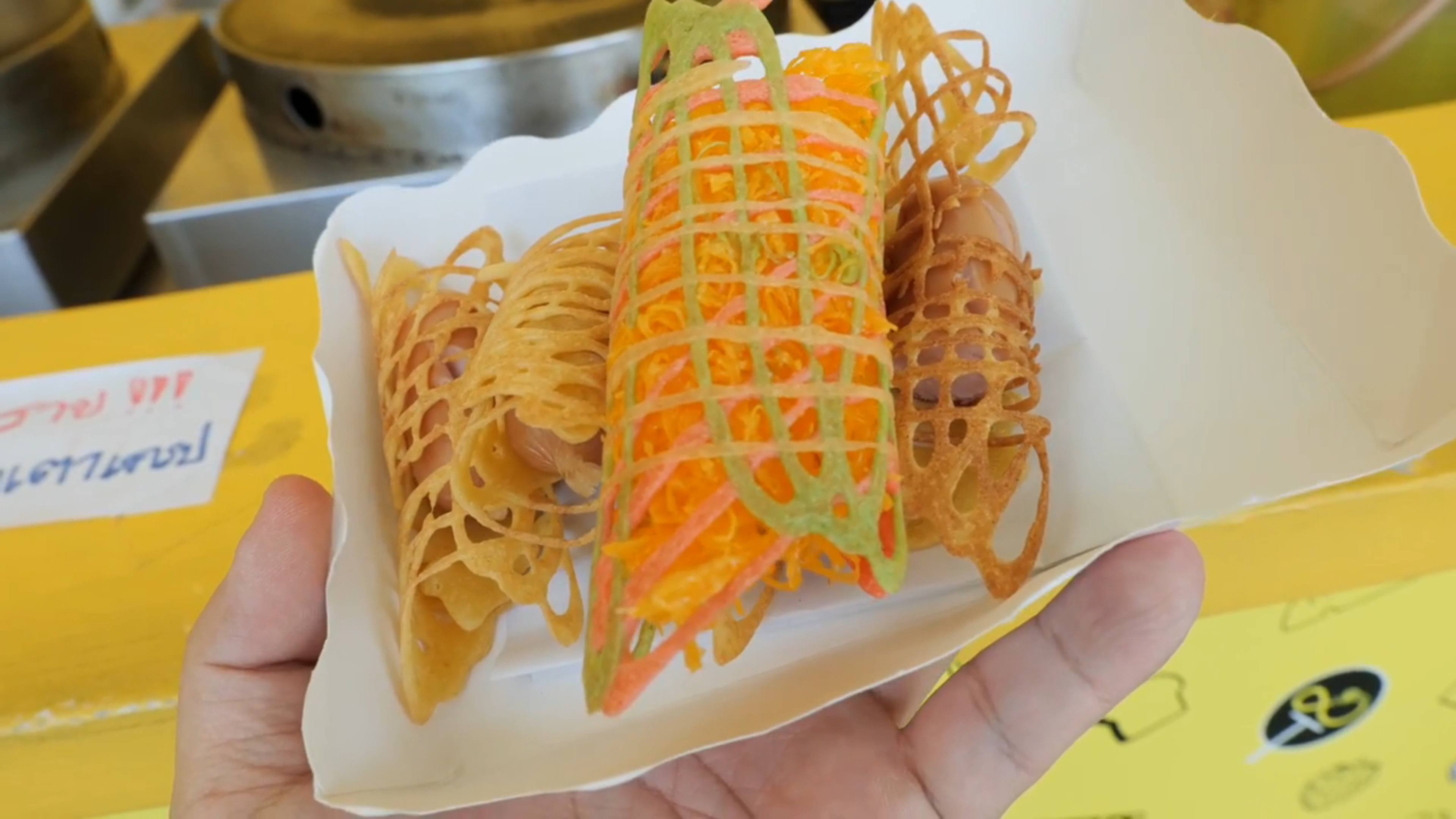 泰国街头小吃制作教程——脆皮香肠煎饼,色彩搭配的很有食欲哦