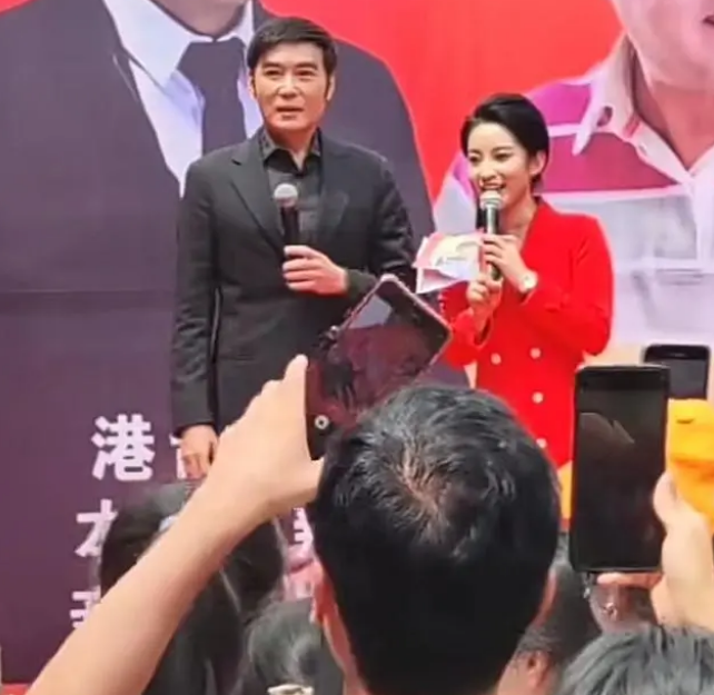 焦恩俊重庆商演,沧桑秃顶面容惊人,舞台简陋5万出场费成焦点
