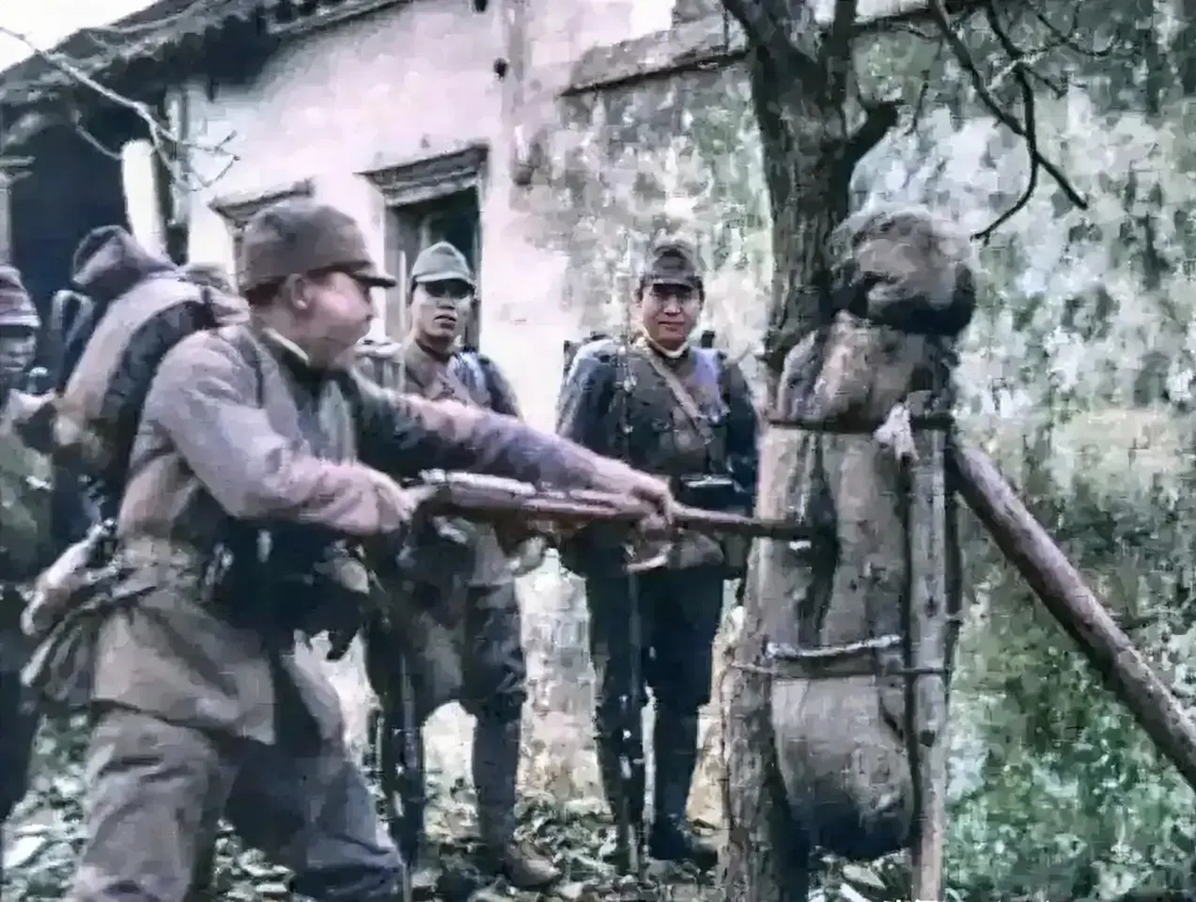 这是1937年,日本鬼子入侵南京城时拍摄的一张照片.