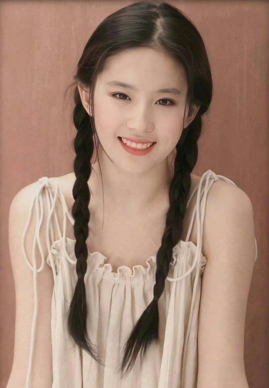 这次是双马尾辫造型,好清纯啊,跟她以前年轻的时候看起来没有什么区别