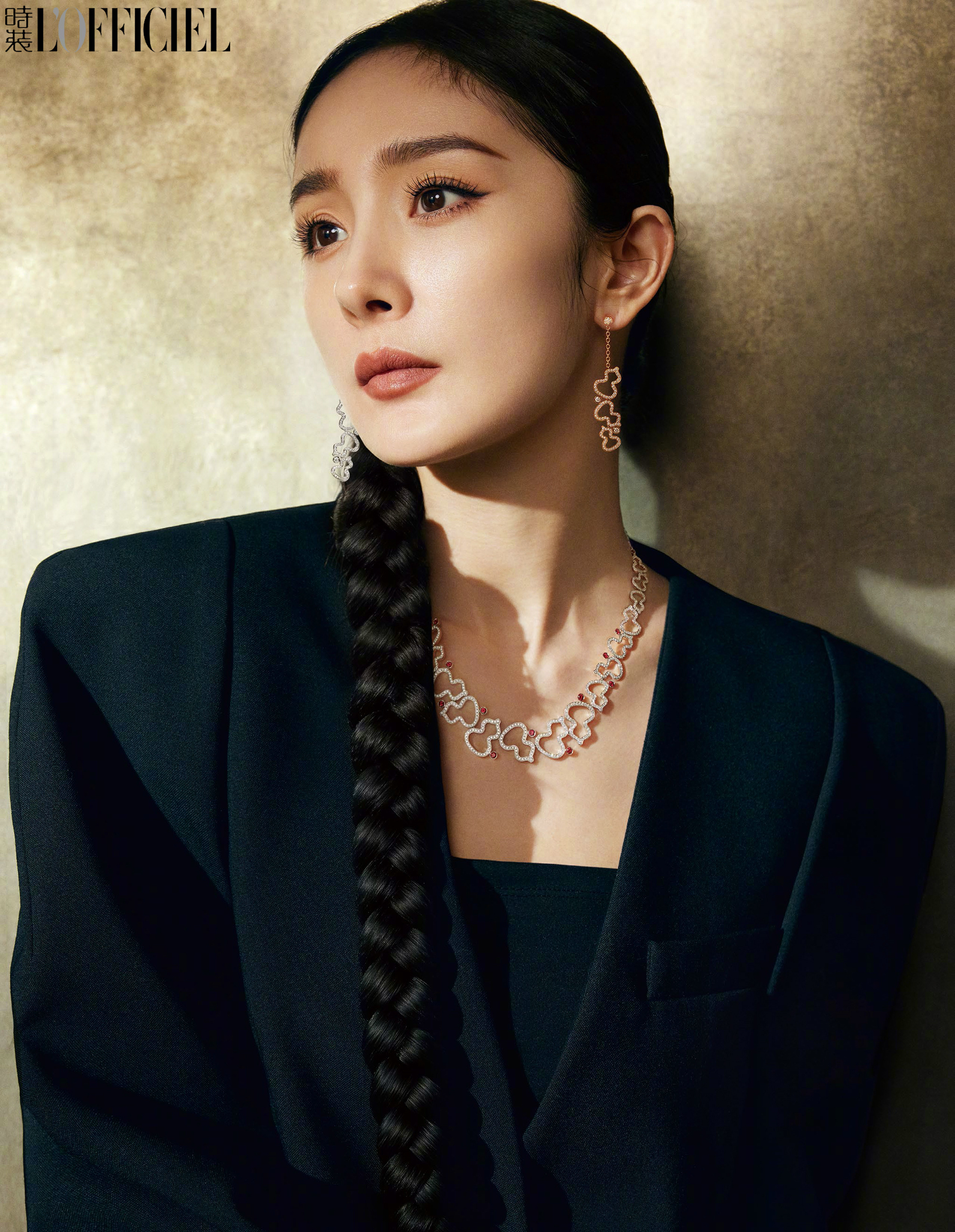 杨幂时装 lofficiel 一月开年刊封面人物,卷发长辫造型,慵懒随性姿态