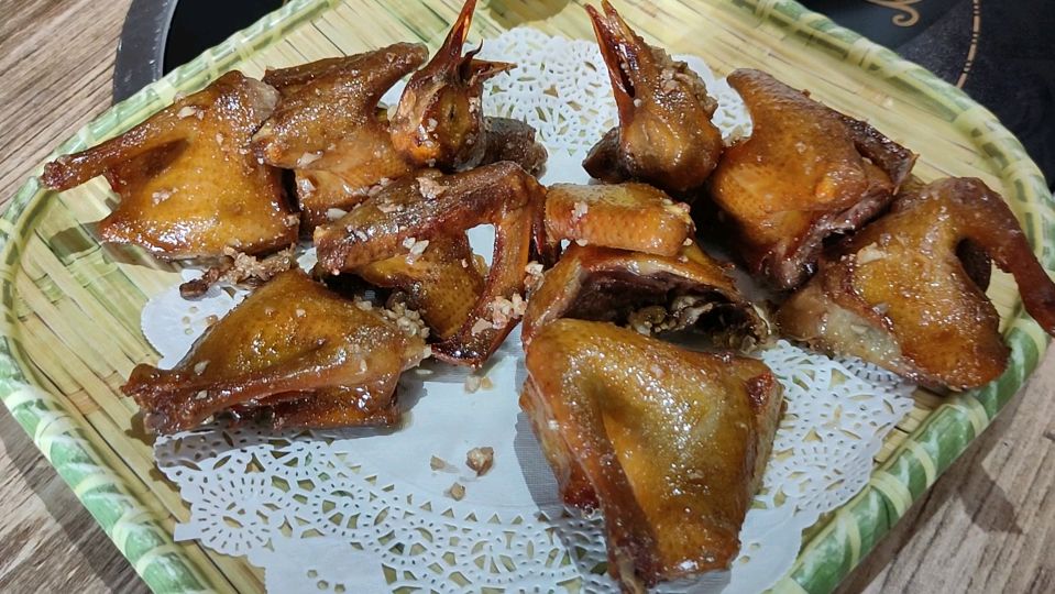 新开的粤菜馆搞活动,品尝招牌水晶鸡和盐焗乳鸽,10度纯生很好喝