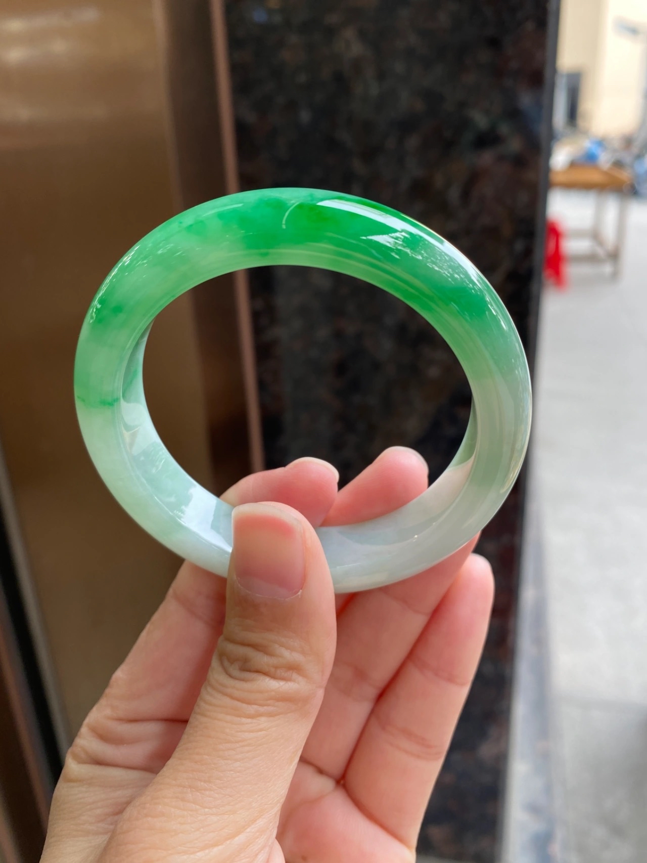 辣阳绿翡翠手镯,底子干净细腻