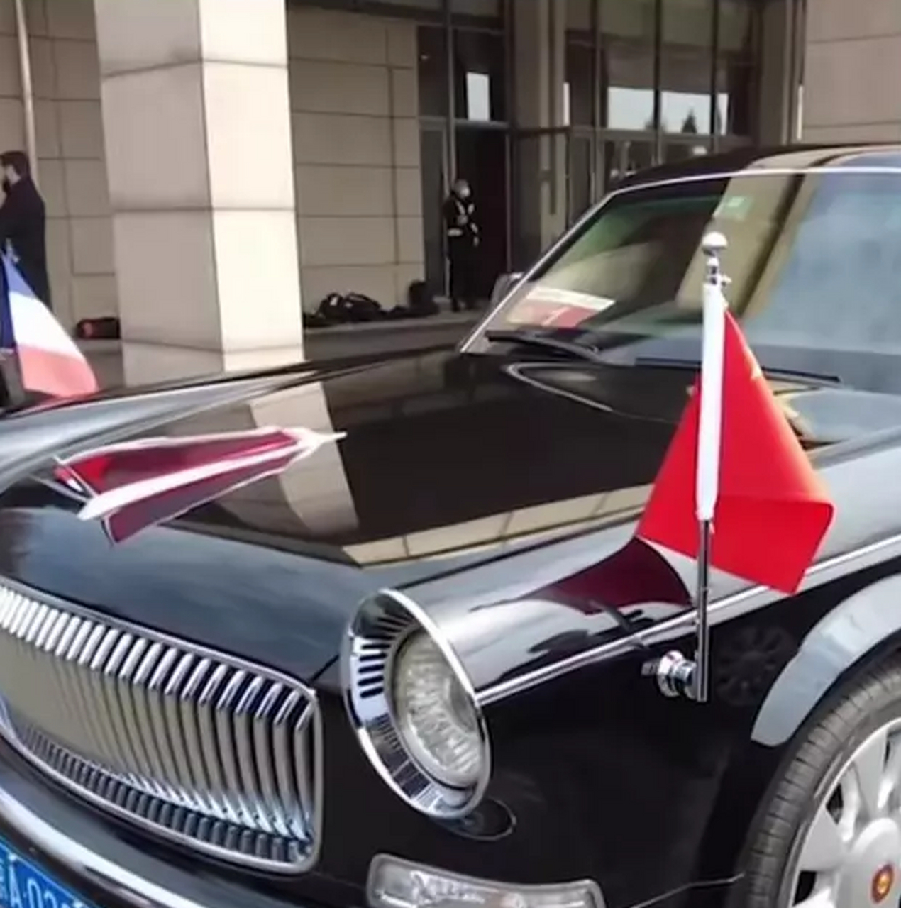 近日网上纷纷报道"马克龙访华红旗专车被法国记者围观",中国的红旗