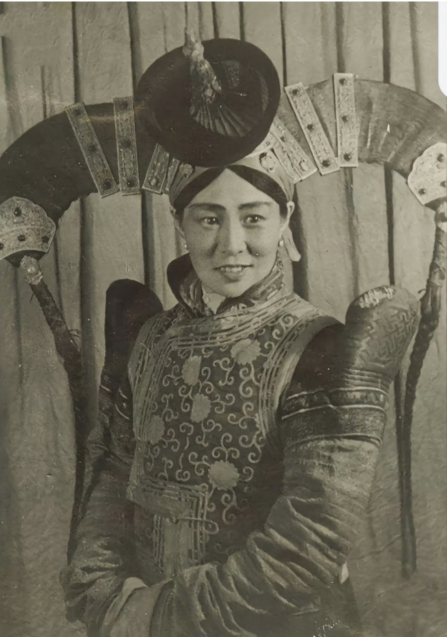 晚清时期的蒙古公主,看她们的服饰造型就知道他们骁勇善战,不知道这样