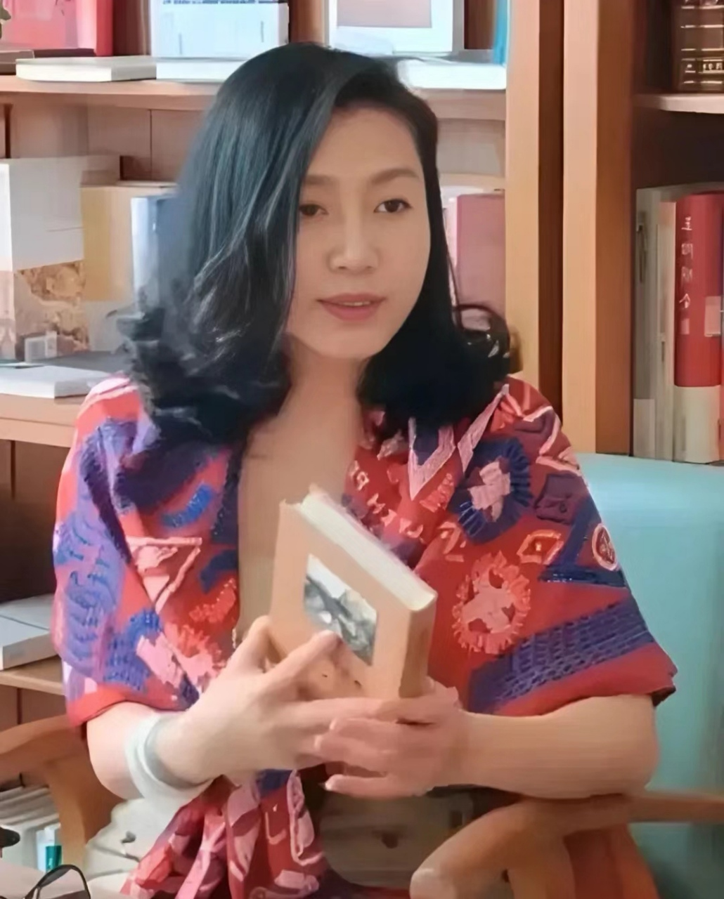 很多人是从《开心辞典》认识王小丫的,她那标志性的单手一摊的动作