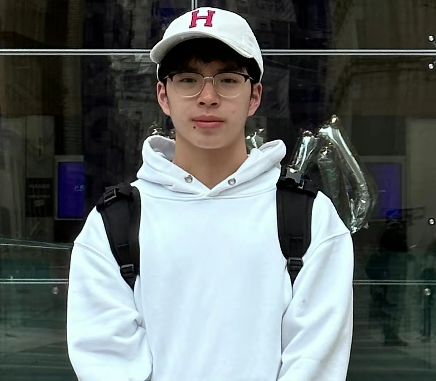 王中磊老婆为儿子庆17岁生日,威廉长成大帅哥,长相气质超像爸爸  4月