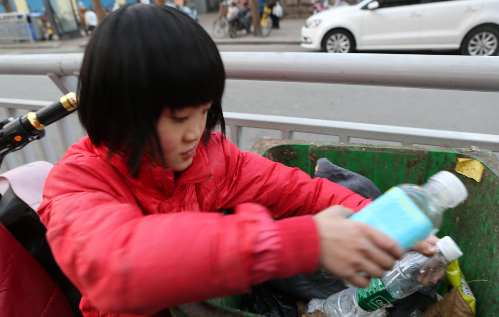 捡垃圾图片小女孩图片