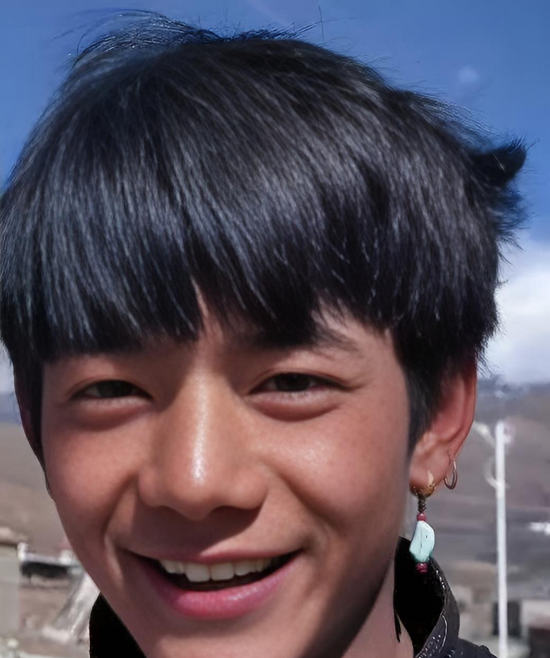 据说是现在的丁真和过去的丁真.