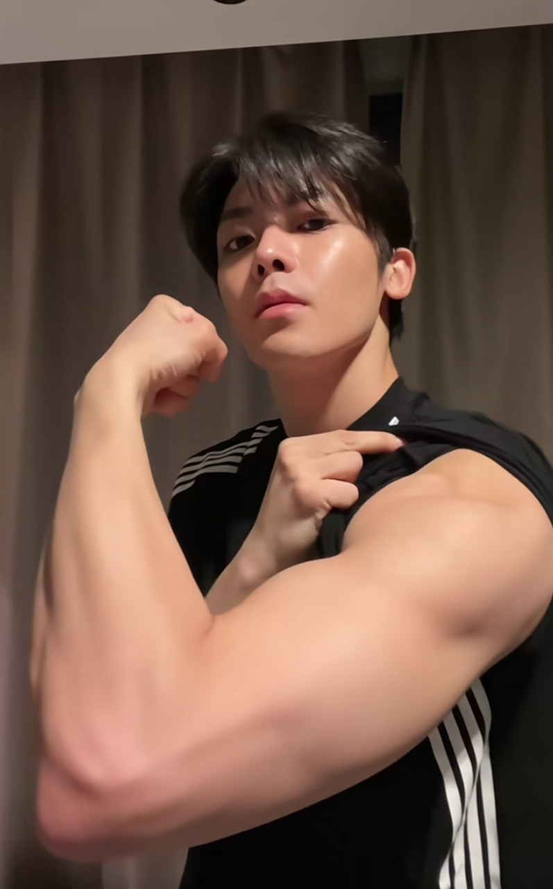 侯明昊的肌肉比头还大,真穿衣显瘦,脱衣有肉,一拳一个小朋友!#侯明昊