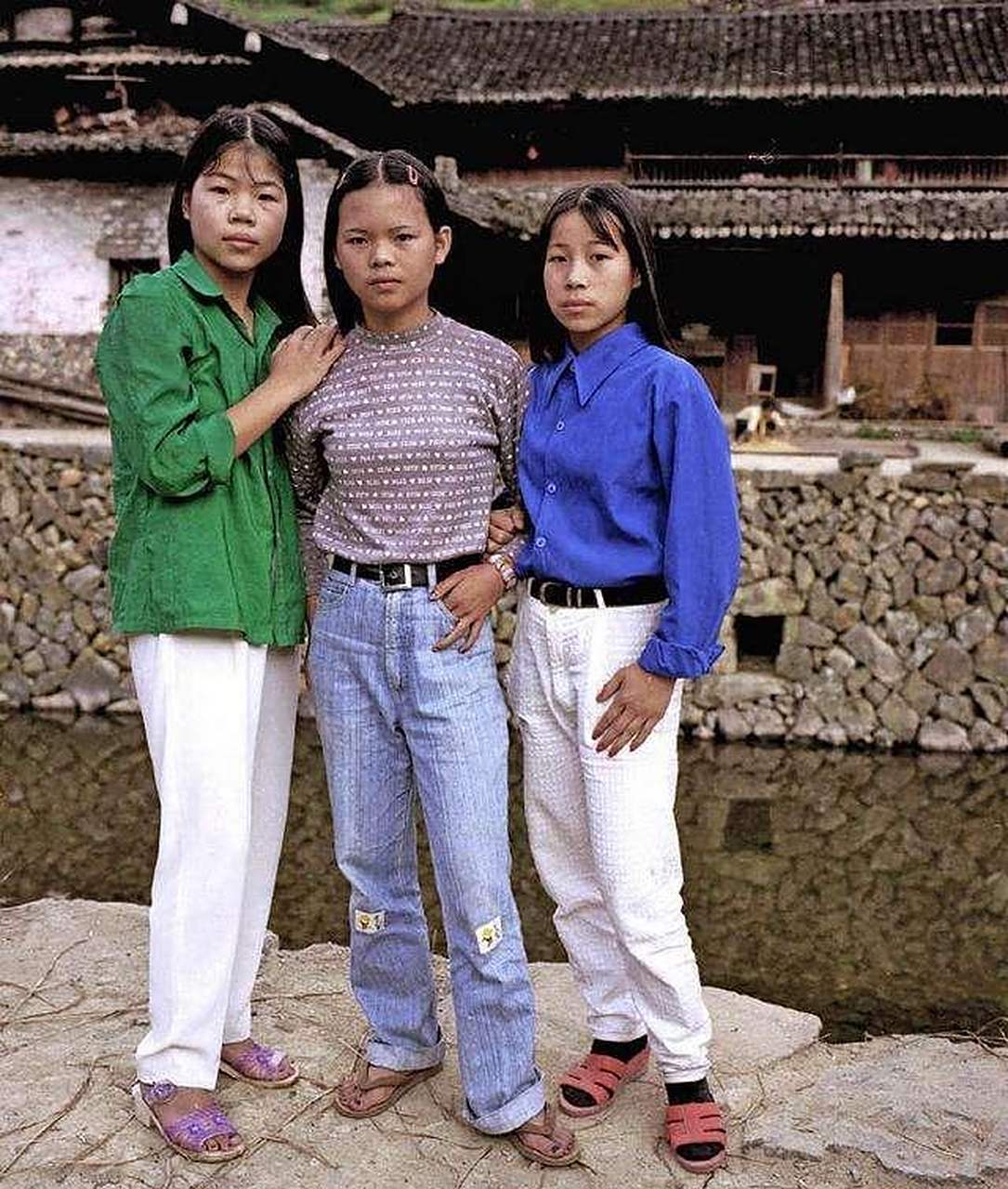 90年代的女生拍照,大部分拍照都是比较死板,看起来很木讷,但是拍照时