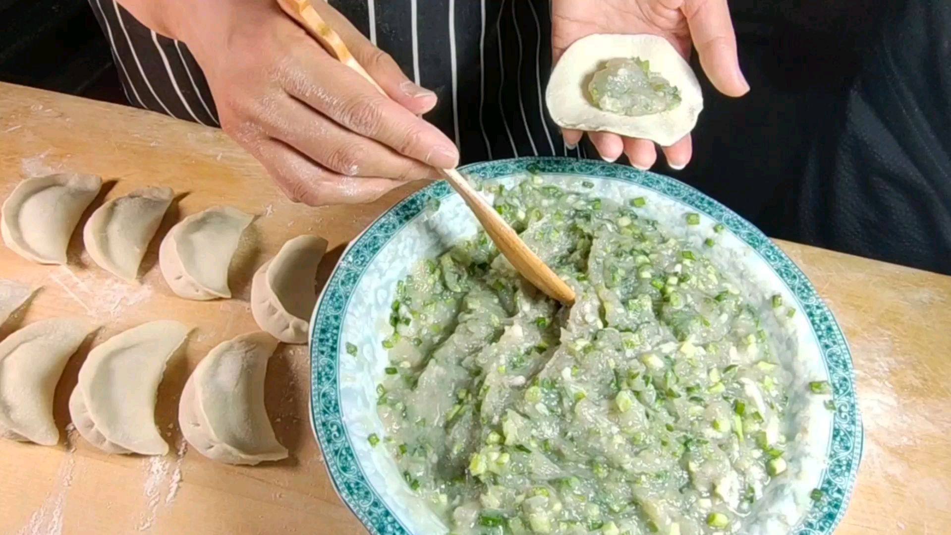 “鲅鱼饺子”这样调馅,鱼肉鲜嫩还不腥,咬一口满嘴流汁