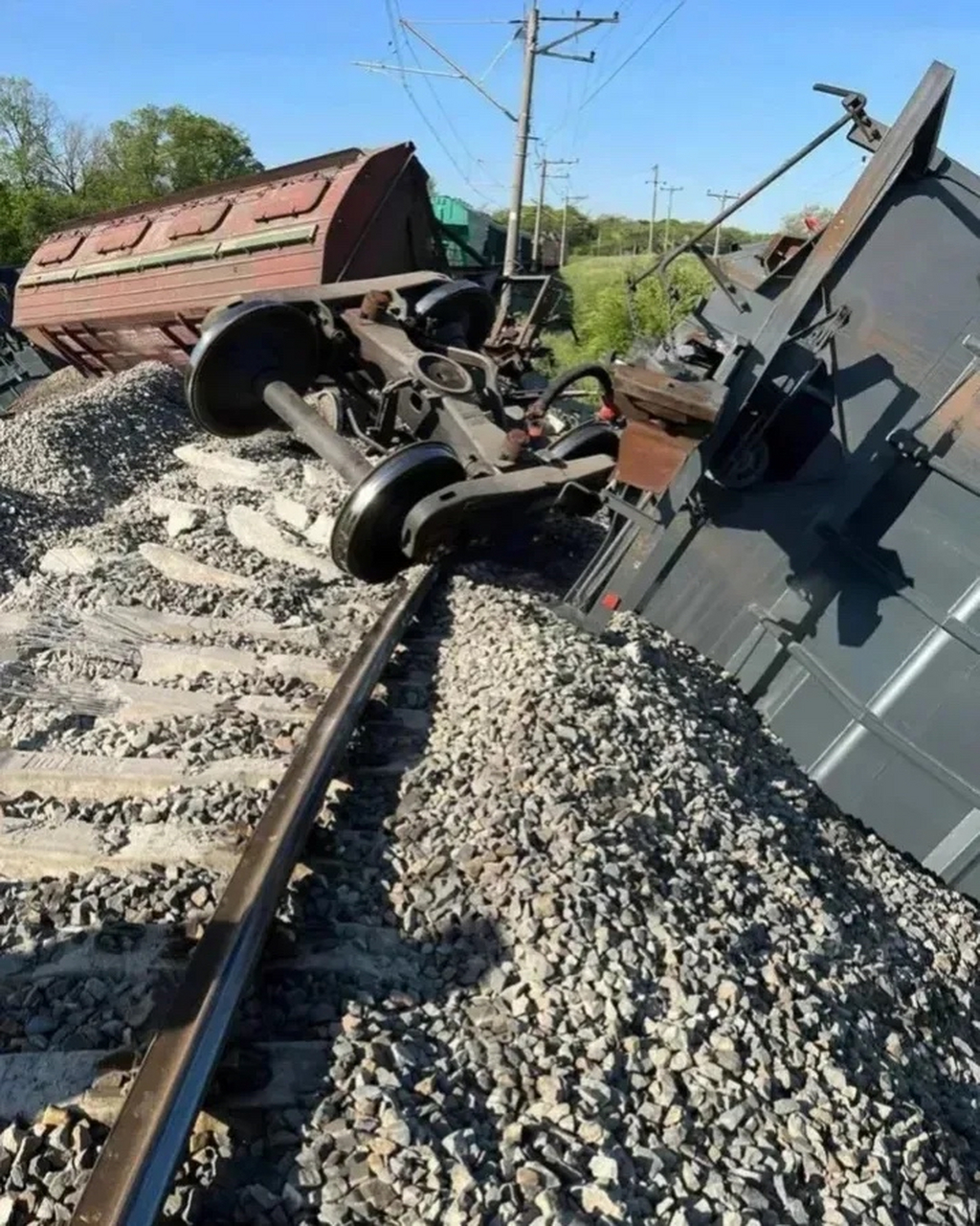 克里米亚一火车发生侧翻  根据侧翻图片来看,并没有发生爆炸,这表示