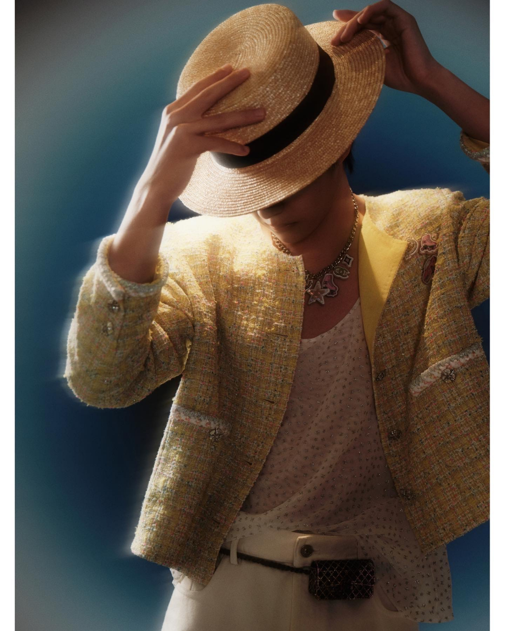 王一博:西装外套加礼帽,绅士范,有点重回电影里的感觉