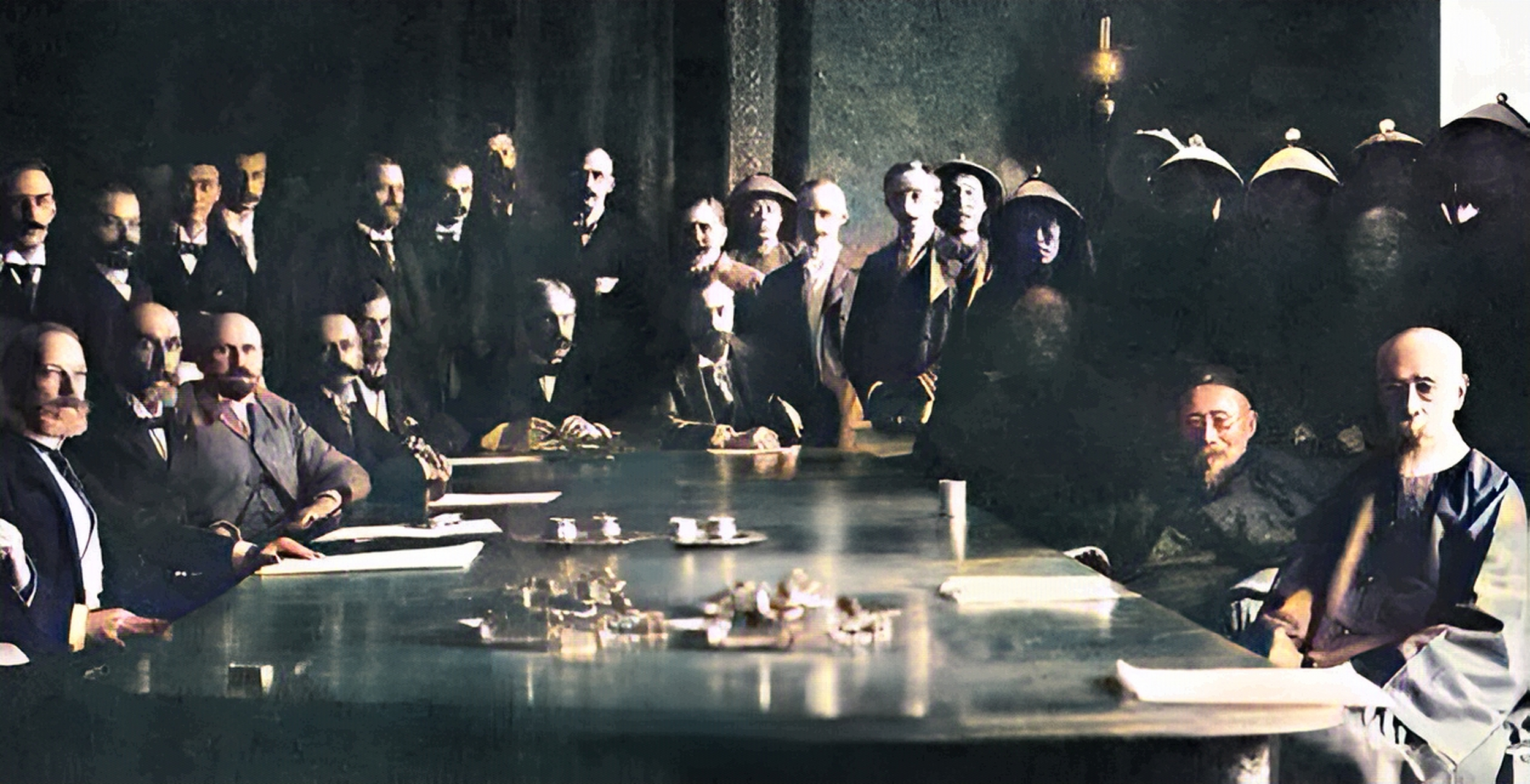 "1901年,《辛丑条约》签字仪式上,79岁的李鸿章对庆亲王奕劻说道.