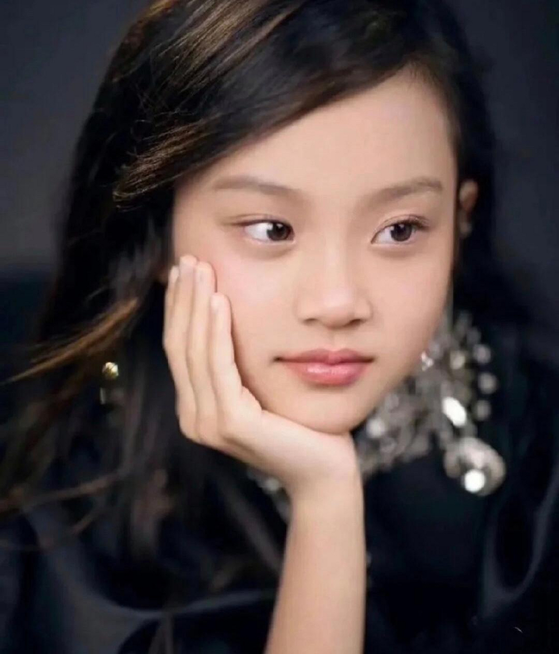 甜馨长得像爸爸多一点,还是像妈妈多一点.