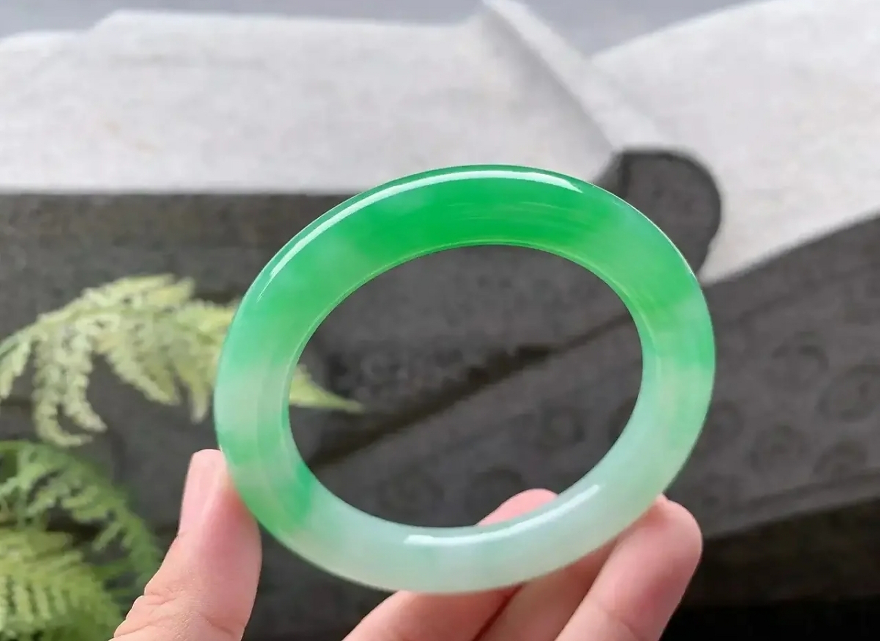 种色兼备,冰绿娇艳欲滴,整体质感干净舒适,清秀洋溢,让人心动不已