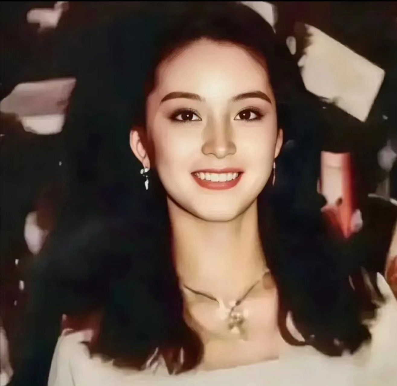 1977年,林青霞在马来西亚吉隆坡的商场试装时的场景,这一幕让人刻骨