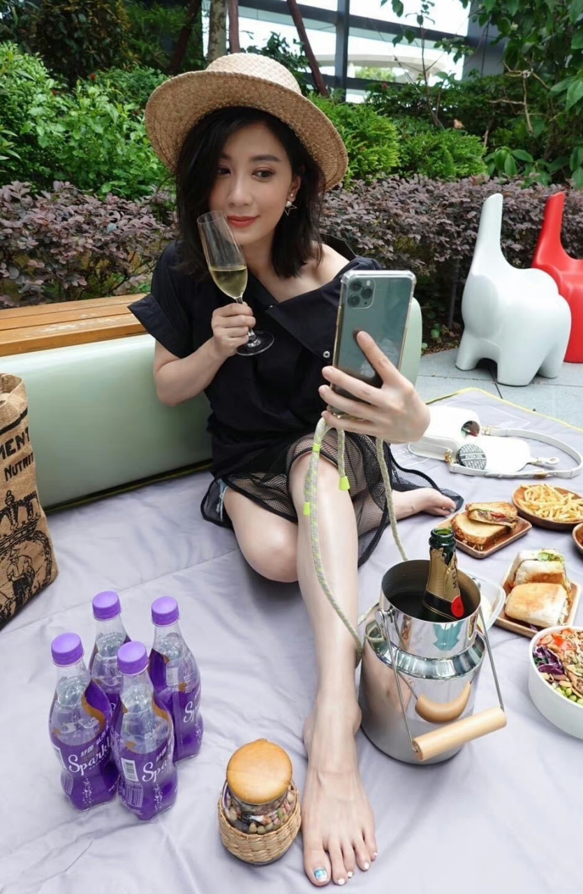 演员贾静雯露营光脚照,2003年,贾静雯凭借武侠剧《倚