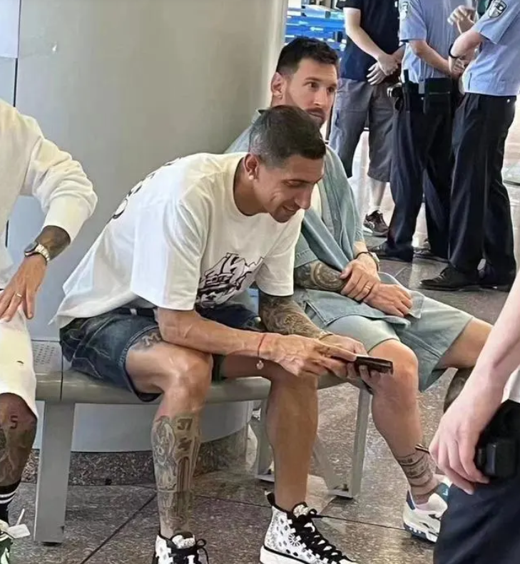 白岩松谈梅西机场护照风波