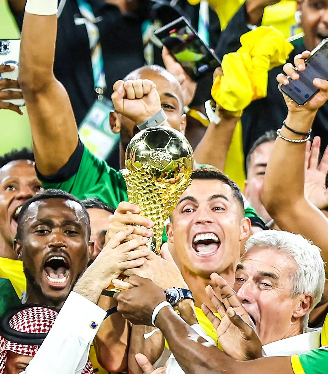 c罗高举冠军奖杯!