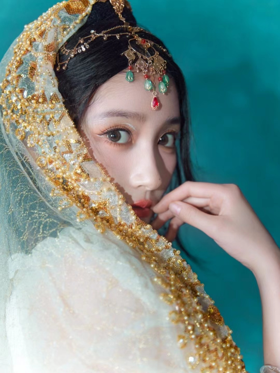 关晓彤,西域少女妆容惊艳亮相.