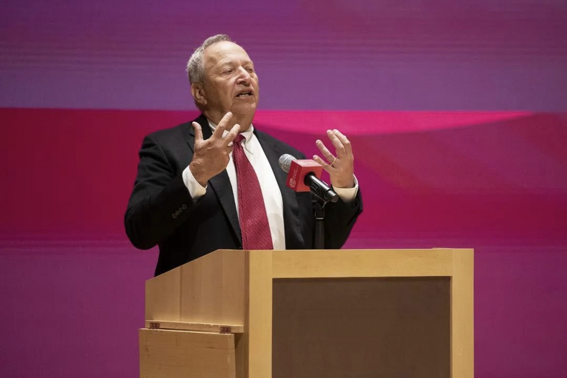 美国前任财政部长(劳伦斯·萨默斯)在接受彭博社采访时唧唧歪歪表示